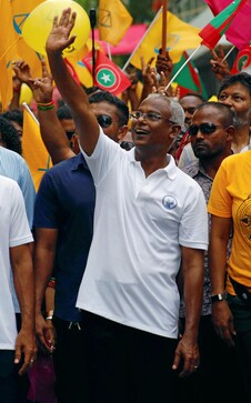 Opposition candidate takes early lead in Maldives Presidential election Opposition candidate takes early lead in Maldives Presidential election