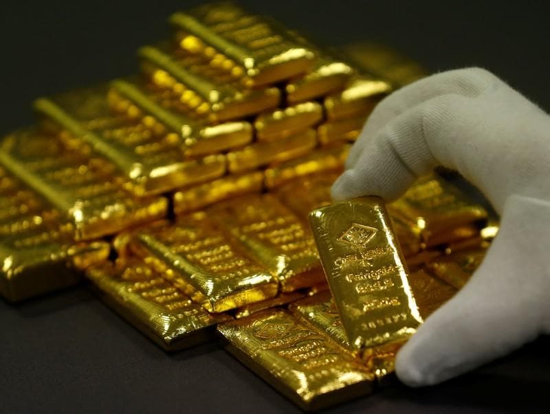 Gold climbs as investors await Fed rate view dollar fades