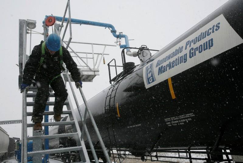 White House pushes biofuel deal to biofuel producers, oil refiners - sources