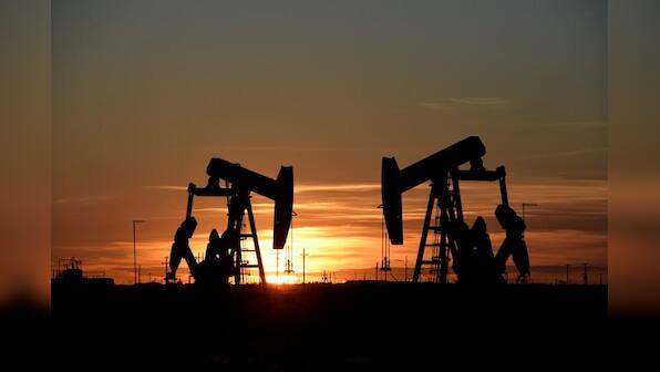 Oil falls as spectre of U.S.-China trade war haunts market