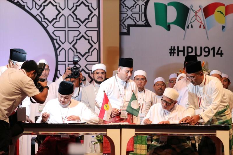 In push for race and religion Malaysian opposition formalises pact