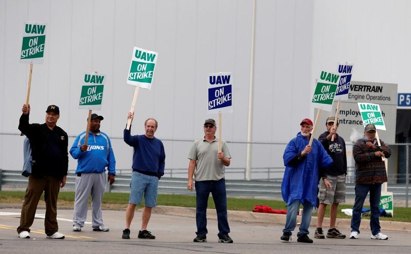 Workers picket GM plants as UAW contract talks resume