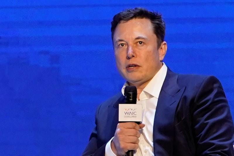 Teslas Musk pushed for SolarCity deal despite major cash crunch lawsuit