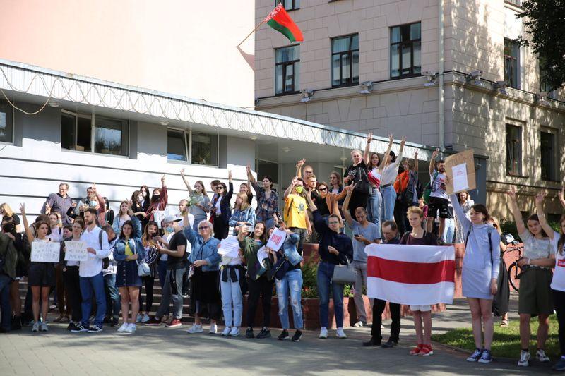 Police drag Belarus students from university building arrest 5  rights group