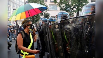 French 'yellow vests' tussle with police as Paris protests resume