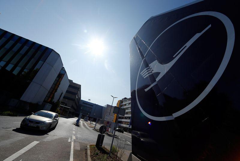 Lufthansa steps up cuts to fleet and staff as outlook dims