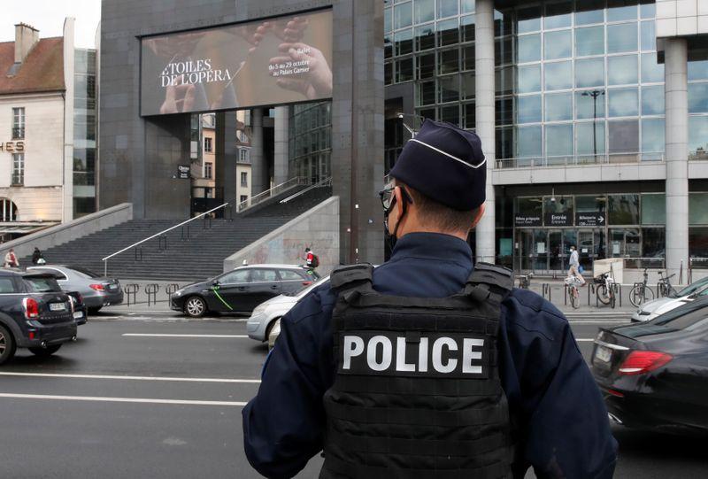 Five men arrested in Paris knife attack  judicial source