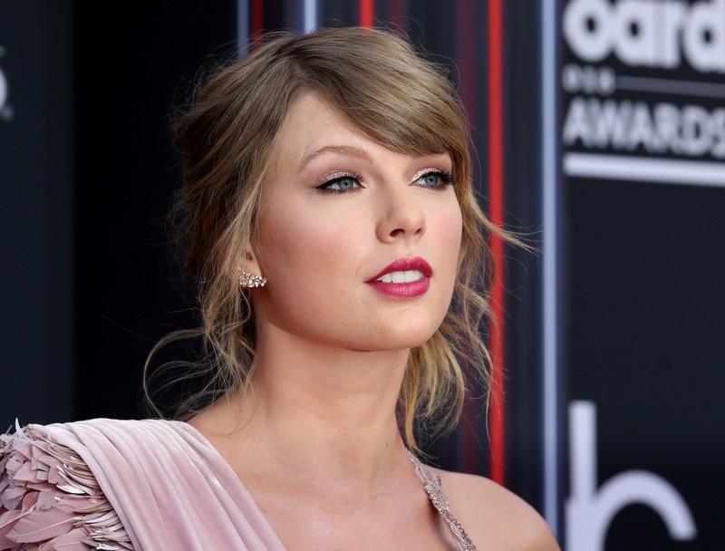 Pop star Taylor Swift uses social media muscle to boost voter sign-ups Pop star Taylor Swift uses social media muscle to boost voter sign-ups