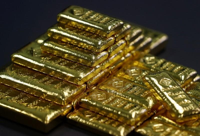 Gold nudges up as Asian shares edge lower