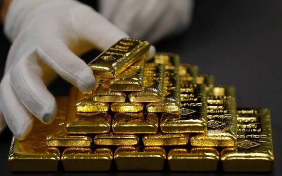 Gold rises as stocks slide triggers flight to safety Gold rises as stocks slide triggers flight to safety