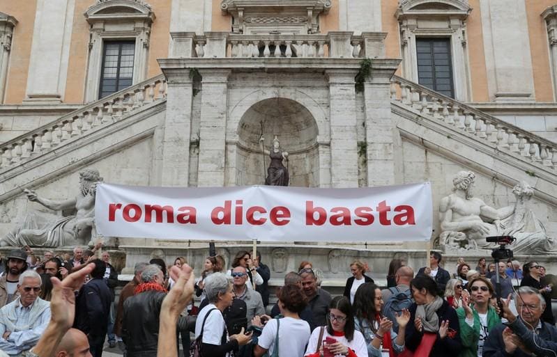 Romans protest at eternal decline of Italian capital – Firstpost