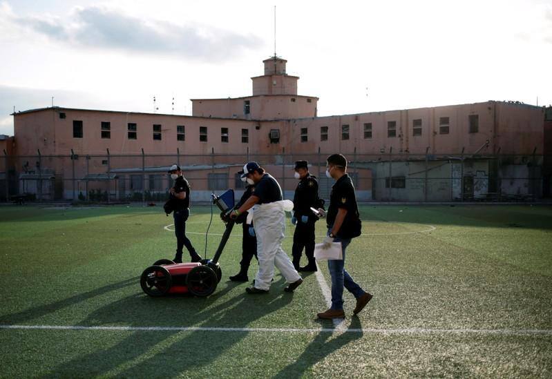 Police, dogs search notorious Mexican prison for clandestine graves Police, dogs search notorious Mexican prison for clandestine graves