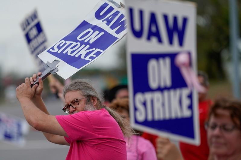 UAW calls Thursday meeting to update union leaders on GM strike talks