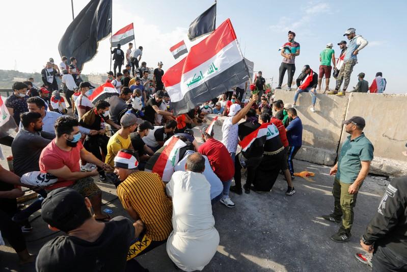 Protesters set fire to provincial government building in southern Iraq