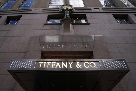 French luxury group LVMH offers to buy U.S. jeweler Tiffany - sources French luxury group LVMH offers to buy U.S. jeweler Tiffany - sources