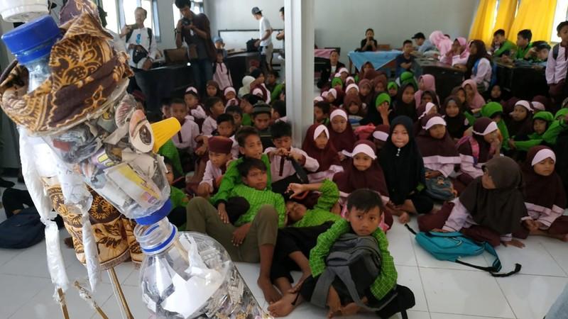 Indonesian students use puppets to banish big ghost of plastic waste