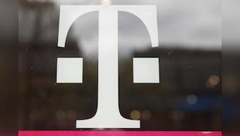 T-Mobile beats quarterly phone subscriber estimates