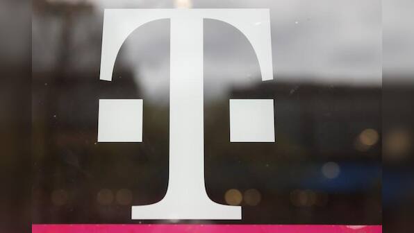 T-Mobile beats quarterly phone subscriber estimates