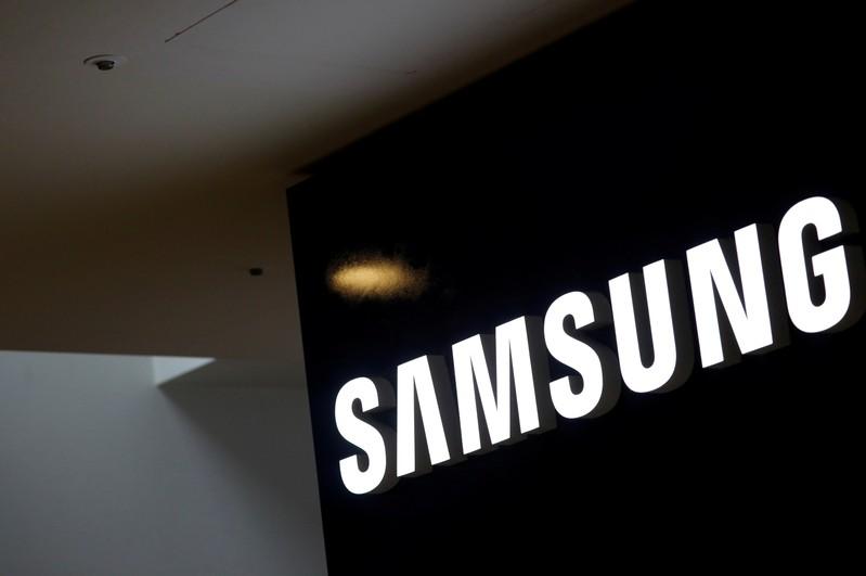 Samsung Elec upbeat on chip outlook as third quarter profit falls 56% Samsung Elec upbeat on chip outlook as third quarter profit falls 56%