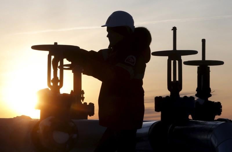 Oil gains as OPEC mulls cuts set for weekly drop on oversupply fears