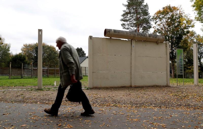 See the Berlin Wall and escape beneath it in new virtual reality show See the Berlin Wall and escape beneath it in new virtual reality show