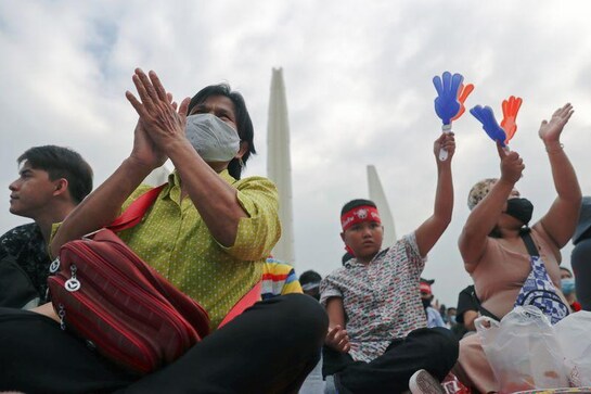 Thai protesters march to palace to demand royal reforms Thai protesters march to palace to demand royal reforms
