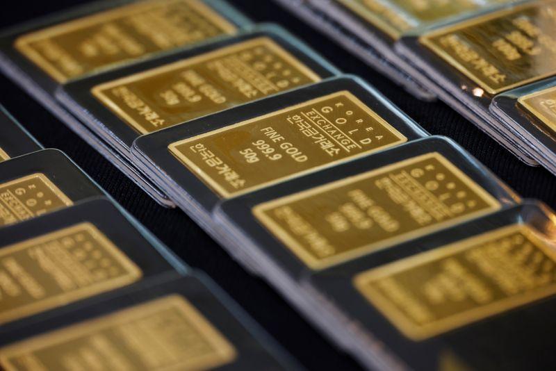 Gold dives below key 1800 threshold in technical selloff