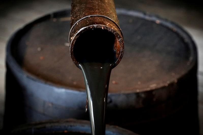 Oil falls US crude dips below 50 on oversupply fears