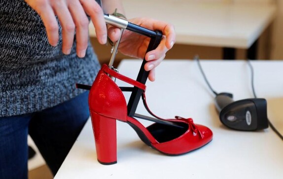 Focus: Online clothing retailers hunt for better fit to cut costly returns Focus: Online clothing retailers hunt for better fit to cut costly returns