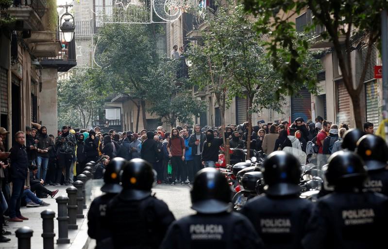 Police arrest Catalan separatists seething at Spanish cabinet visit Police arrest Catalan separatists seething at Spanish cabinet visit