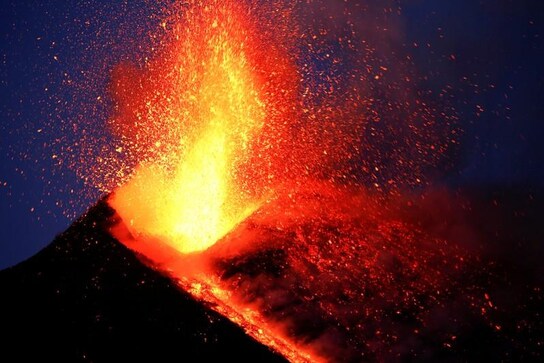 Italy's Mount Etna erupts, authorities close airport Italy's Mount Etna erupts, authorities close airport