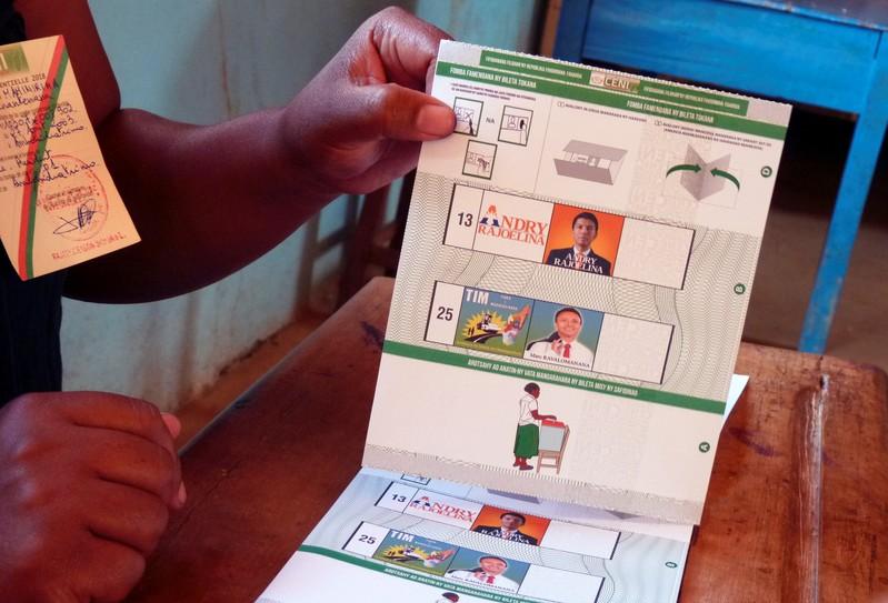 Madagascars Rajoelina leads election runoff Ravalomanana alleges fraud