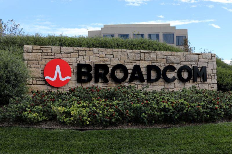 Broadcom forecasts fullyear revenue above estimates