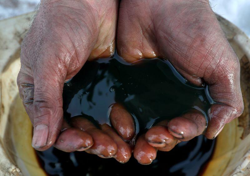 Oil rises further above 65 on trade hopes supply cuts