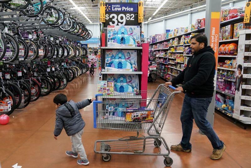 US consumers put economy on moderate growth path in third quarter