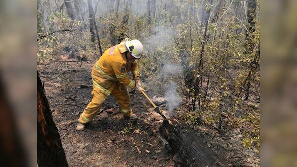 Thousands evacuated from Australian tourist haven as bushfires rage