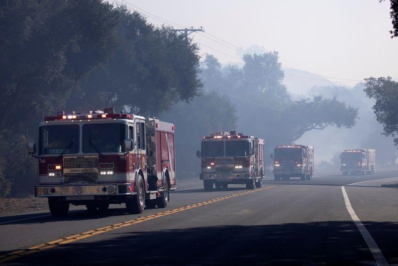 Residents flee fire sweeping through Southern California canyon