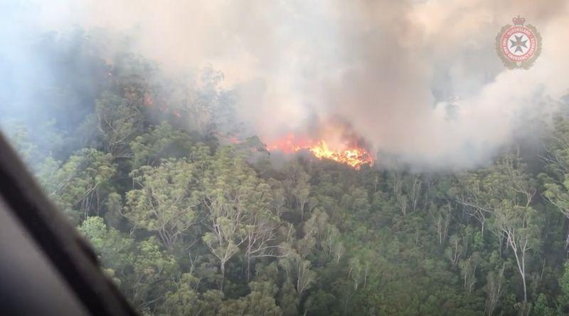 Leave Immediately Bushfire approaches township in Australias Fraser Island