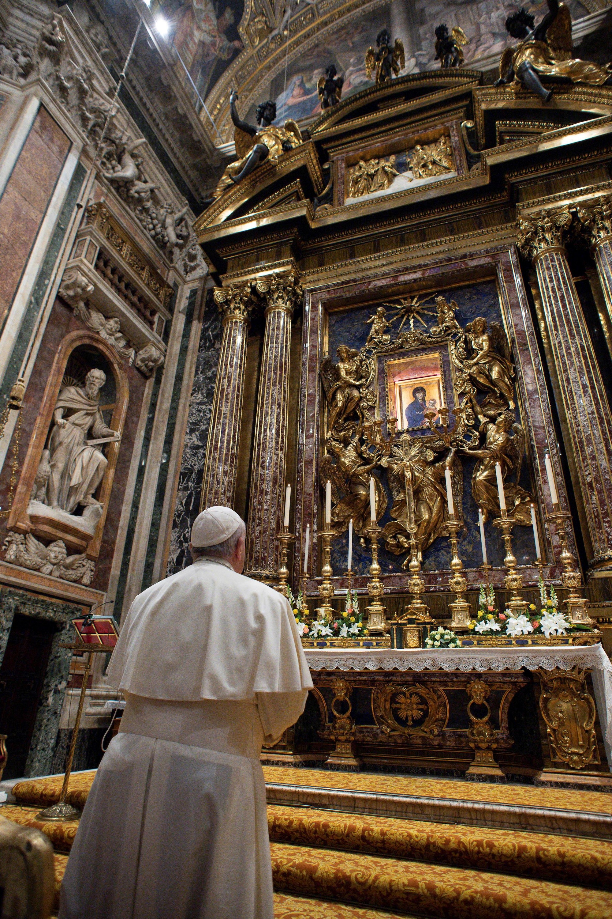 With Christmas curtailed Pope starts season with predawn visit to statue