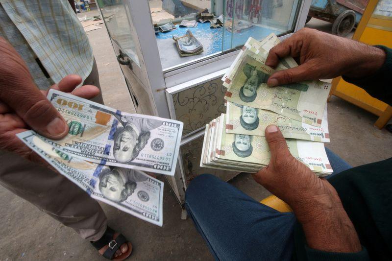 Iraq devalues dinar as oil prices squeeze revenues